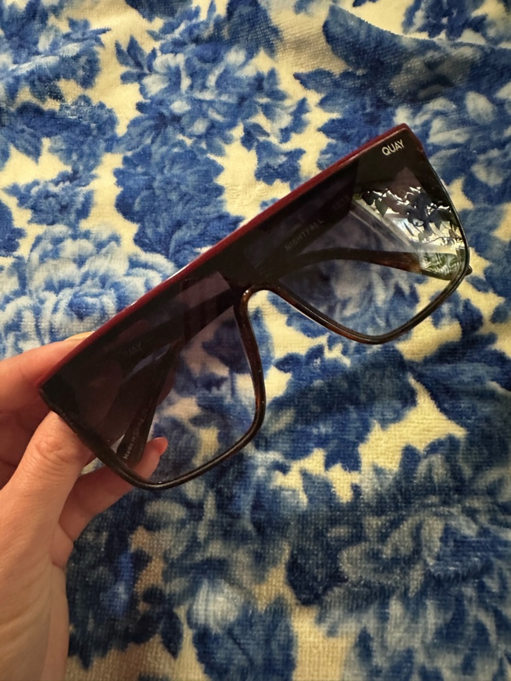 QUAY Tortoiseshell nightfall glasses— Brown Tortoise with red accent